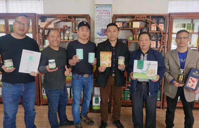 中華金廚、中國烹飪大（dà）師黃熾華師傅和“華家班”秘（mì）書處成員一行蒞（lì）臨7799天天看影视指導牛大力菜品研究與開發工作。